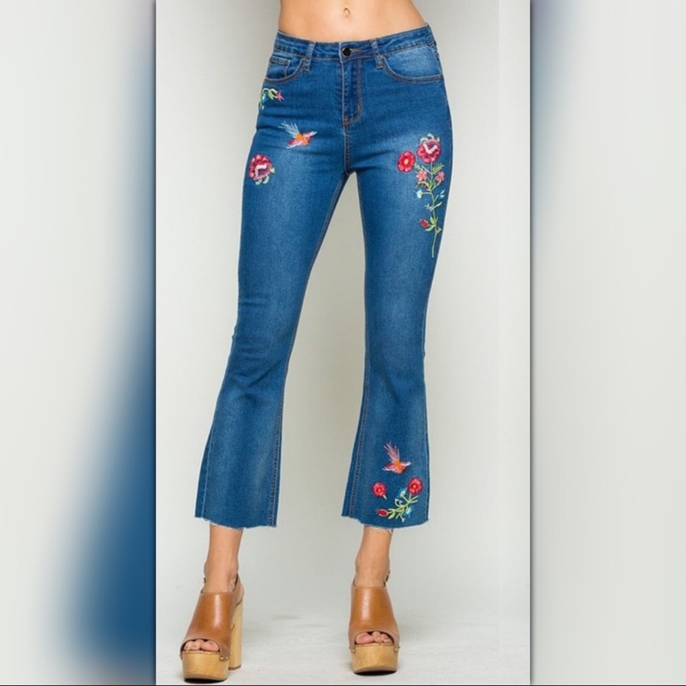 🌷🌷Embroidered Cropped Jeans w/Raw Hem - Picture 3 of 7